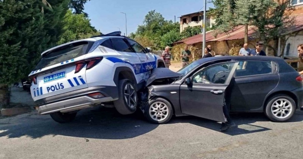 NAZİLLİ’DE POLİS ARACI İLE OTOMOBİL ÇARPIŞTI: 2 YARALI
