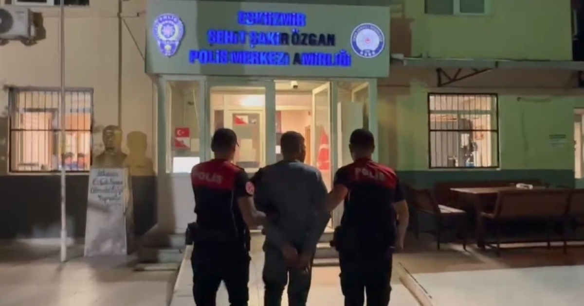 İZMİR’DE 21 YIL KESİNLEŞMİŞ HAPİS CEZASIYLA ARANAN ŞAHIS YAKALANDI
