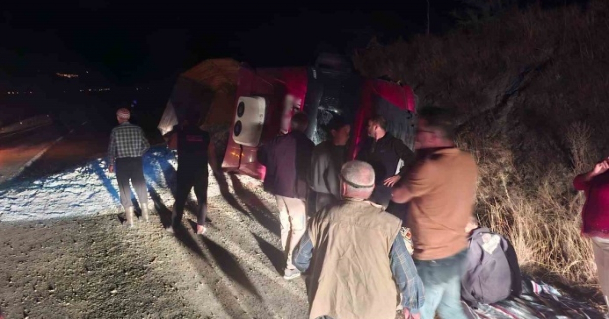 KONTROLDEN ÇIKAN KUM YÜKLÜ TIR DEVRİLDİ: 1 YARALI
