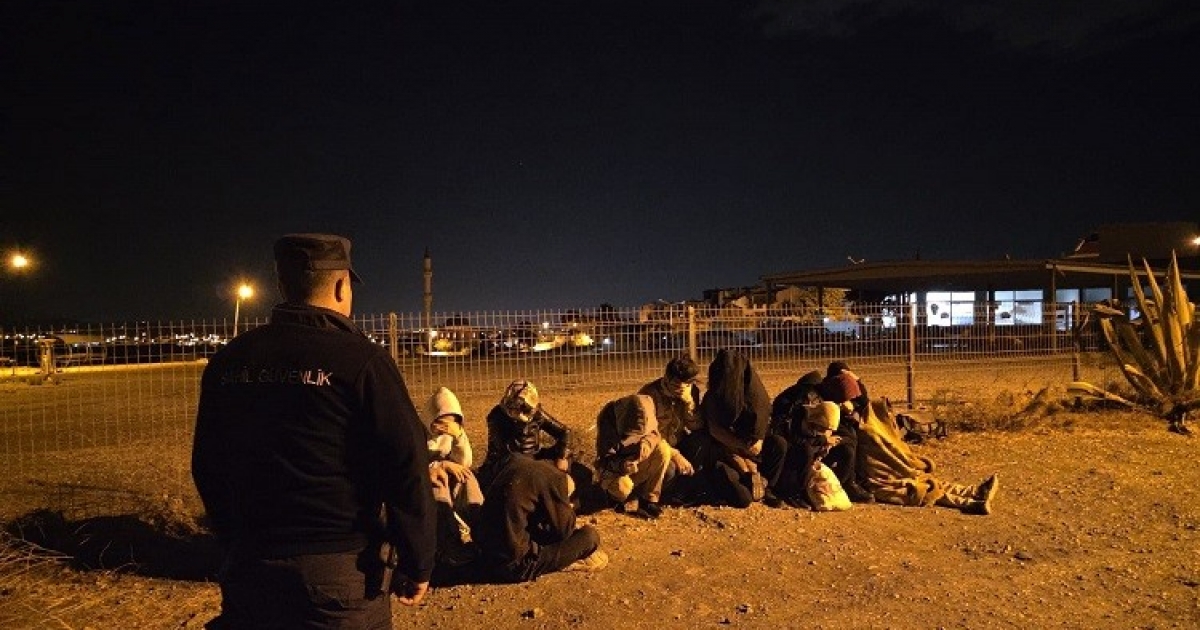 İZMİR’DE 8’İ ÇOCUK 15 DÜZENSİZ GÖÇMEN YAKALANDI
