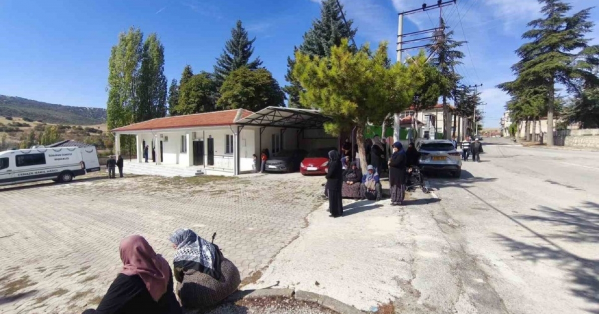 CENAZEYE GELEN YAŞLILAR GÜNEŞ ALTINDA KALDI
