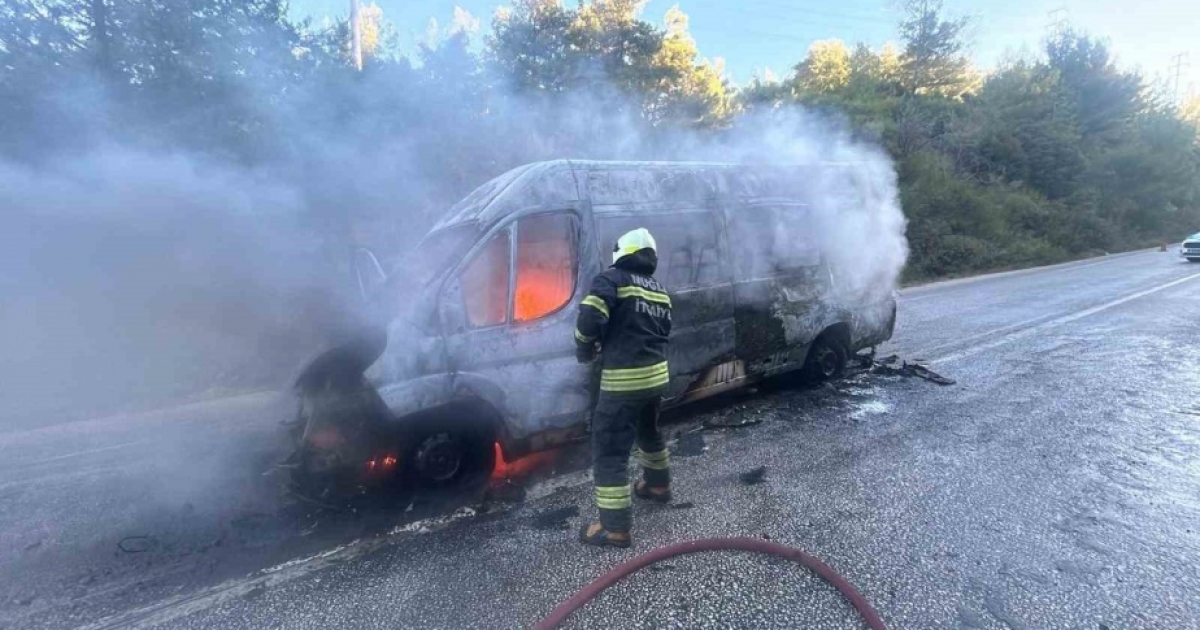 BODRUM’DA OKUL SERVİSİ ALEV ALEV YANDI
