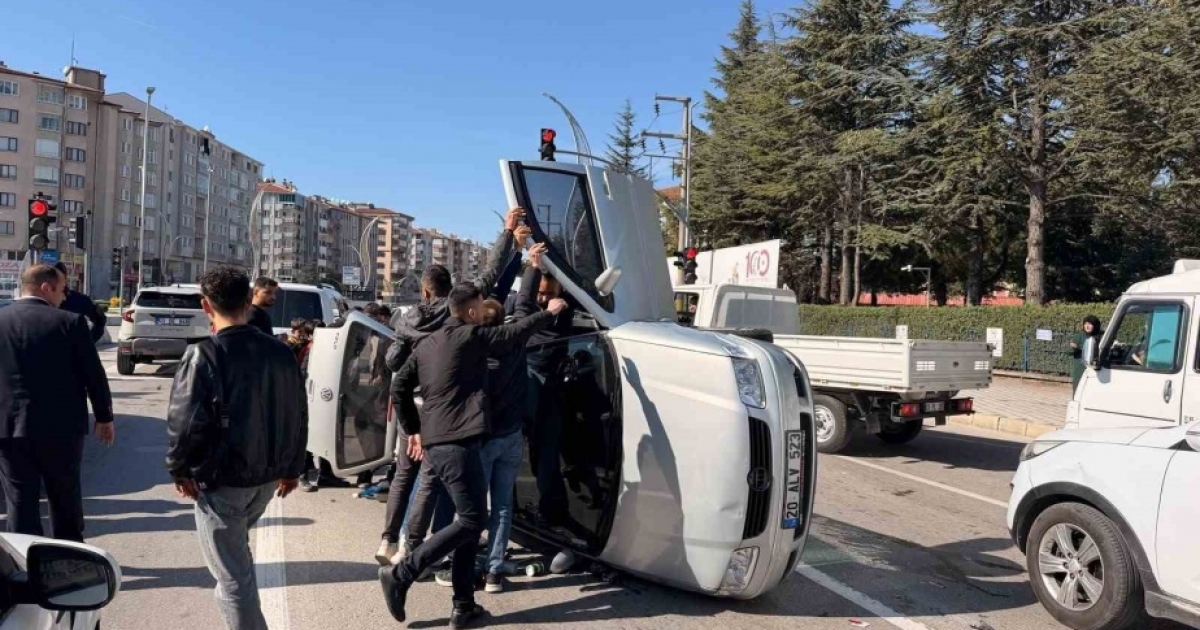 KONTROLDEN ÇIKAN OTOMOBİL ARAÇLARA ÇARPIP ARDINDAN YAN YATTI
