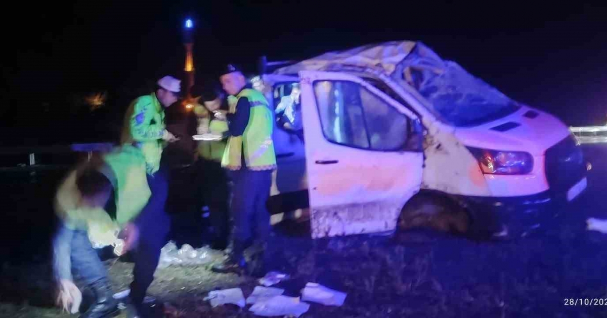 YAĞIŞLI YOLDA KONTROLDEN ÇIKAN OTOMOBİL TAKLA ATTI: 4 YARALI
