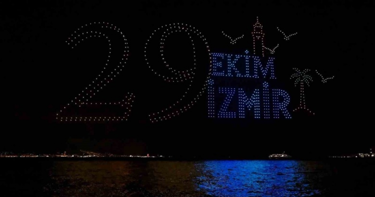 İZMİR’DE 103’ÜNCÜ YIL COŞKUSU GÖKYÜZÜNÜ AYDINLATTI
