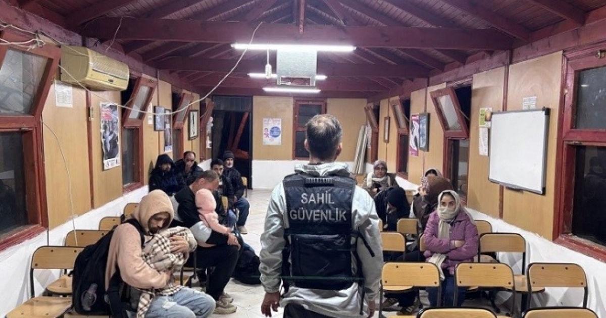 İZMİR AÇIKLARINDA 76 DÜZENSİZ GÖÇMEN YAKALANDI
