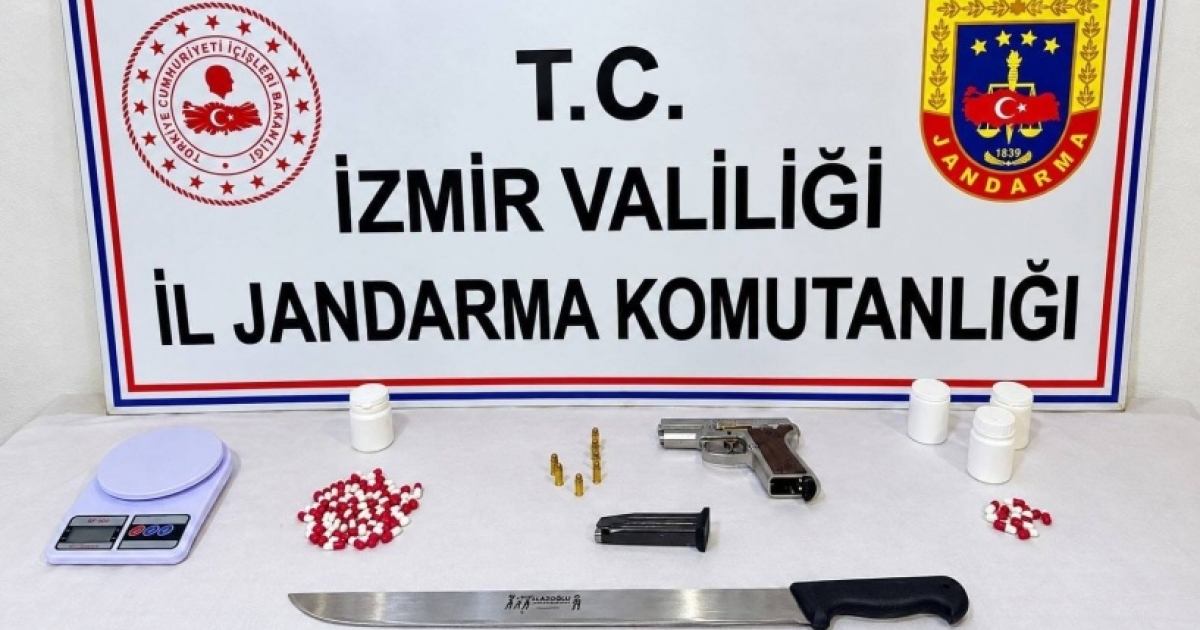 İZMİR’DE UYUŞTURUCU OPERASYONU: 77 HAP ELE GEÇİRİLDİ
