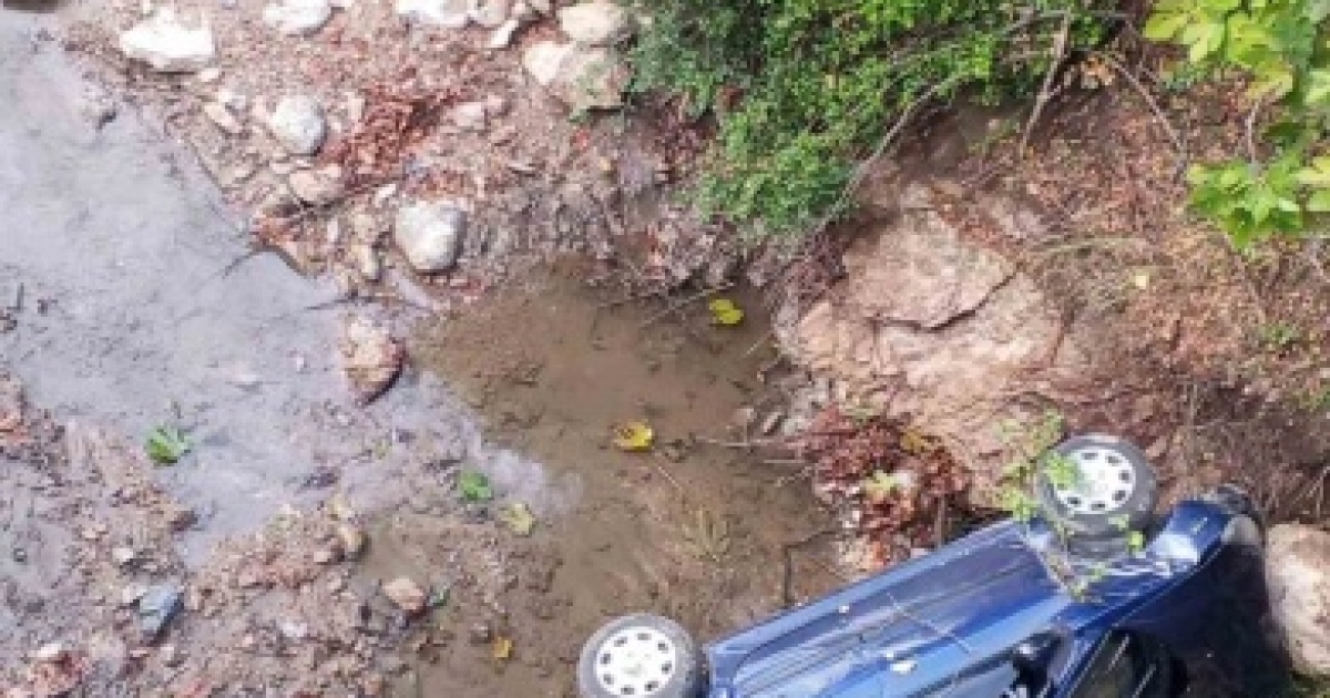 KONTROLDEN ÇIKAN OTOMOBİL DEREYE UÇTU: 3 YARALI
