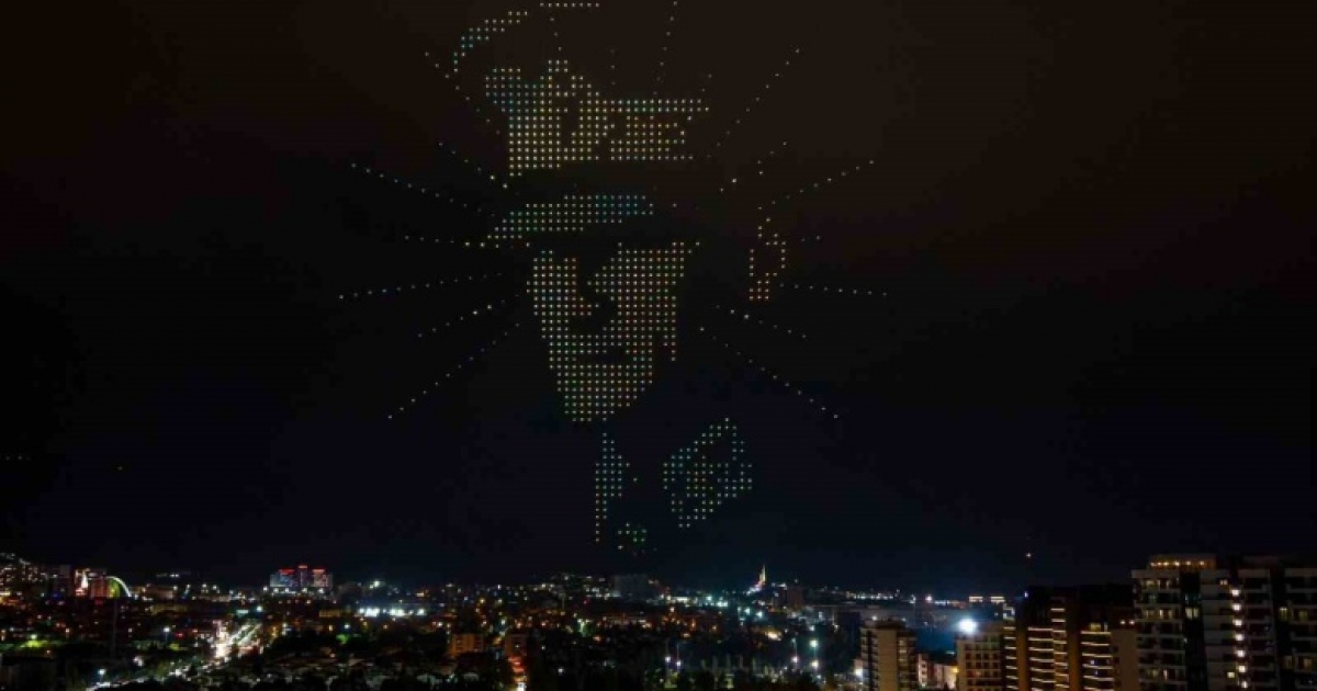 ATATÜRK’ÜN PORTRESİ 1000 DRONE İLE GÖKYÜZÜNE İŞLENDİ