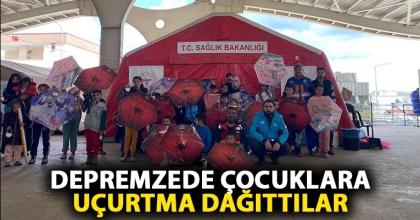 DEPREMZEDE ÇOCUKLARA UÇURTMA DAĞITTILAR
