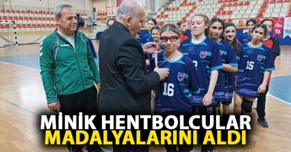 MİNİK HENTBOLCULAR MADALYALARINI ALDI