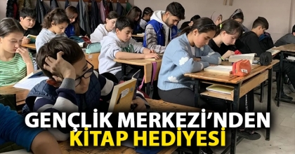 GENÇLİK MERKEZİ’NDEN KİTAP HEDİYESİ