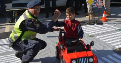 İzmir'de jandarmadan depremzede çocuklarla trafik etkinliği