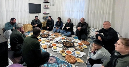 Kaymakam Uçar ve Başkan Uzundemir iftarı Çelik ailesi ile yaptı