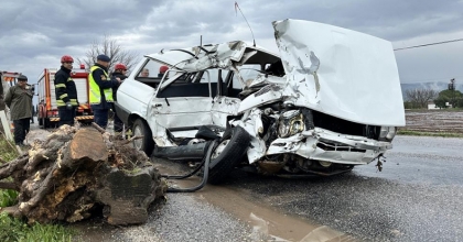 Manisa'da kamyonla otomobil kafa kafaya çarpıştı: 2 ölü