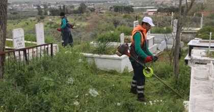 Efeler’de mezarlıklar Ramazan Bayramı için hazırlanıyor