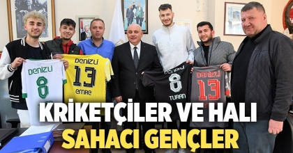 Kriketçiler ve Halı Sahacı Gençler