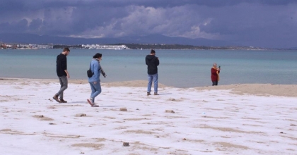 Ilıca Plajı Beyaza Büründü