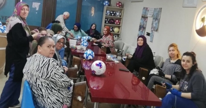 Kula’da kadınlar ekmeğini futbol topundan çıkarıyor