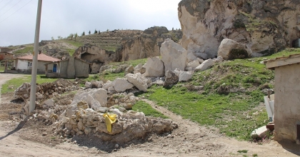 Yamaçtan Kopan Kaya Parçaları Korkuttu