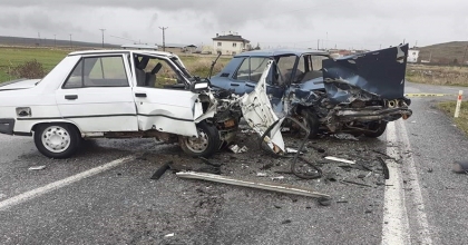 2 Otomobilin Kafa Kafaya Çarpıştığı Kazada 1 Kişi Hayatını Kaybetti  