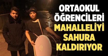 Ortaokul öğrencileri mahalleliyi sahura kaldırıyor