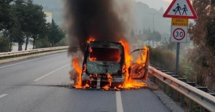 Seyir halindeki ticari araç, alev topuna döndü