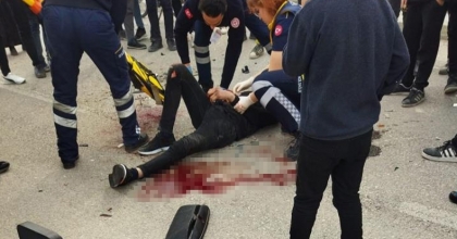 Ehliyetsiz sürücülerin kullandığı kamyon ve motosiklet çarpıştı, 2 kişi yaralandı