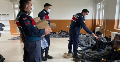 İzmir jandarması 32 göçmen ve 1 insan kaçakçısı yakaladı