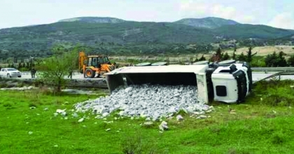 Söke'de Taş Yüklü Kamyon Devrildi