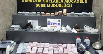 Taksiyle zehir satıp, çatıda saklanmaya çalıştılar