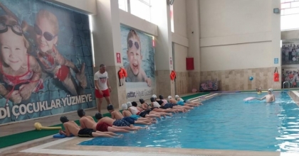 Salihli’de depremzede çocukların havuz keyfi