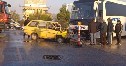 Otomobil ile yolcu otobüsü çarpıştı: 1 ölü