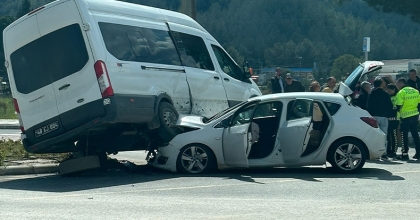 Ula kavşağında ilginç kaza  