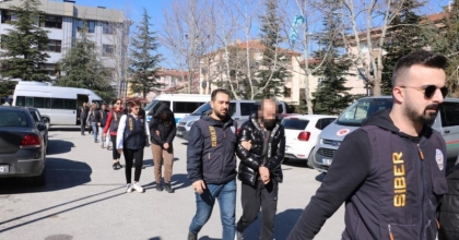 Depremzedelere bağış yapmak isteyenleri 13 milyon TL dolandırmışlar