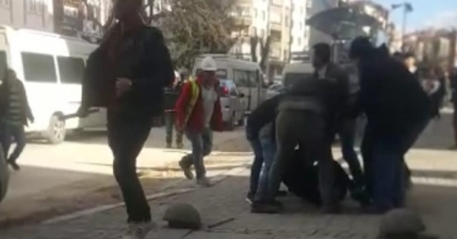 Trafikteki yol verme tartışması sopalı kavgaya dönüştü  