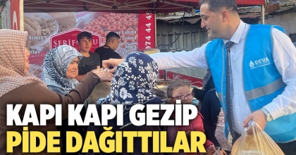 KAPI KAPI GEZİP PİDE DAĞITTILAR