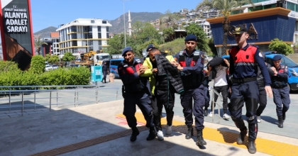 Göçmen kaçakçılarından gazetecilere 