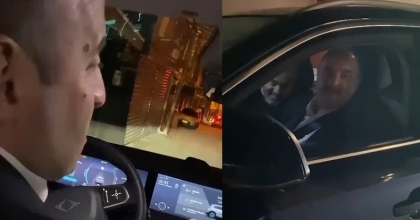 Sahura Togg ile giden Bakan Varank yoldaki gençleri arabasına aldı  