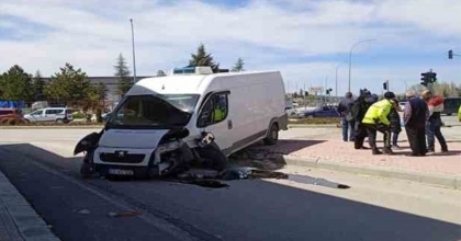 Kamyonet Cami Avlusuna Metreler Kala Kaldırıma Çarparak Durabildi