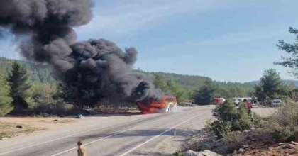 Muğla'da Seyir Halindeki Yolcu Otobüsü Alev Alev Yandı