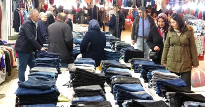 Kıyafet pazarı vatandaşların akınına uğruyor