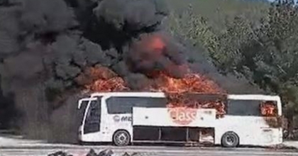 Seyir halindeki otobüs alev alev yandı, facianın eşiğinden dönüldü  
