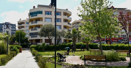 Kuşadası'nda yeşil alan çalışmaları sürüyor 
