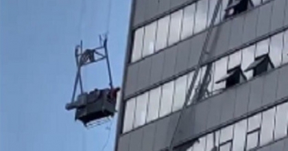 İzmir'de tehlikeli anlar: Halat koptu, havada asılı kaldılar