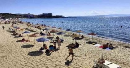 Kuşadası'nın Kadınlar Denizi Plajı'nda Bayram Yoğunluğu