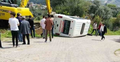 Freni Boşalan Minibüs Yol Kenarına Devrildi