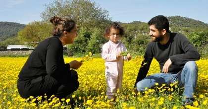 Beyaz ve sarı papatyaları gören kırlara koştu  