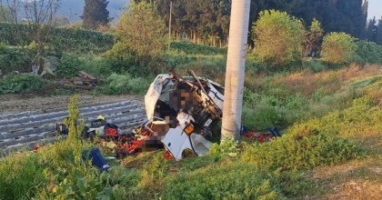 Minibüs direğe çarptı: 2 ölü, 1 yaralı  