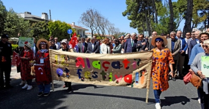 ​​​​​​​OT FESTİVALİNDE RENKLİ KORTEJ   